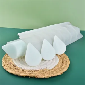Vue détaillée du moule en silicone blanc en forme de goutte pour mousse et savon artisanal