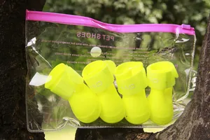 Stivali impermeabili per cani in giallo neon, set da 4 pezzi antiscivolo per tutte le stagioni.