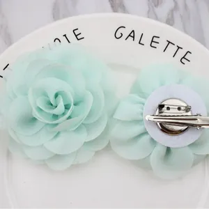 Broche de flor de rosa de gasa verde menta de doble capa con pin y clip multiuso