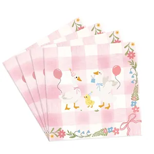 Detail von süßen rosa karierten Party-Servietten mit Gänse- und Ballonmotiven