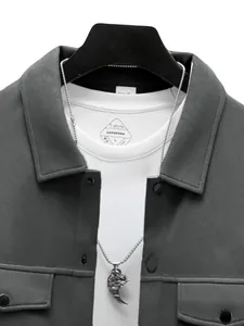 Gros plan sur une veste décontractée grise pour homme avec col à revers