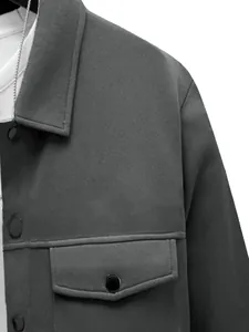 Gros plan sur les détails d'une veste décontractée grise pour homme avec col revers