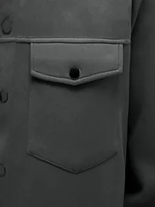 Détail de la poche de poitrine avec bouton-pression sur une veste gris anthracite pour homme