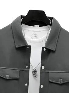 Detail van een donkergrijze slim fit herenjas met revers en metalen knopen