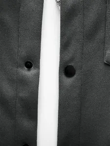 Gros plan sur les boutons noirs et la texture du tissu d'une veste cintrée homme