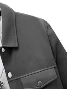Detail van een donkergrijs slim-fit jasje met een omgeslagen kraag en borstzak