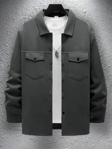Détail rapproché de la veste ajustée gris foncé avec col rabattu et poches à rabat.
