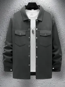 Detail van een slim fit herenjack met reverskraag en dubbele borstzakken in grijs