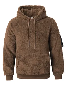 Detailansicht der weichen, braunen Plüsch-Fleece-Textur dieser Herren-Kapuzenjacke
