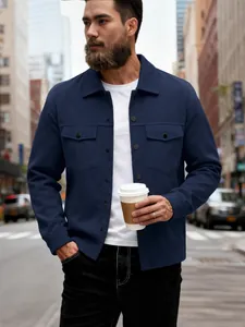 Marineblauwe slim fit herenjack met revers en dubbele zakken op straat in de stad