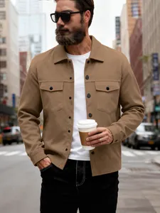 Casual herenjack in camel met een nette reverskraag en eenrijige knoopsluiting