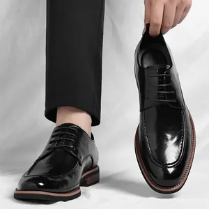 Scarpe derby da ufficio in pelle nera lucida da uomo con suole marroni