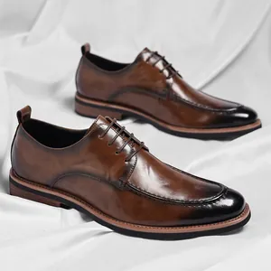 Eleganti scarpe derby da uomo in pelle marrone stile inglese con punta sfumata nera