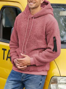 Detaillierte Ansicht eines rosa Herren-Kapuzenpullovers aus Plüsch-Fleece mit schwarzem Gurt.
