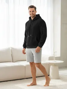 Ganzkörperansicht eines Mannes in einem schwarzen Sherpa-Fleece-Hoodie für gemütliches Wohnen