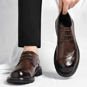 Chaussures classiques en cuir marron pour hommes avec semelle épaisse et design chic