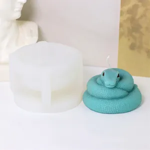 Vista dettagliata dello stampo in silicone per candela serpente 3D e candela cobra