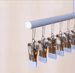 Primer plano de pinzas de acero inoxidable con puntas protectoras para tendedero