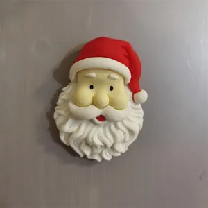 Dettaglio di un magnete da frigo Babbo Natale 3D con cappello rosso e barba bianca
