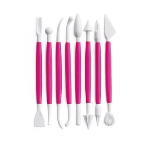 Détail montrant 8 outils de modelage de fondant roses et blancs pour gâteaux et argile