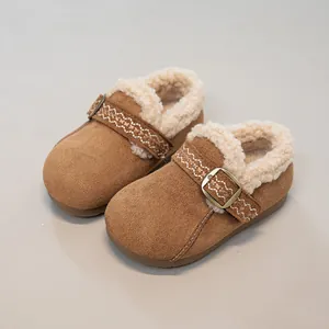 Detailansicht brauner Kinder-Winterschuhe mit kuscheligem, warmem Lammwollfutter
