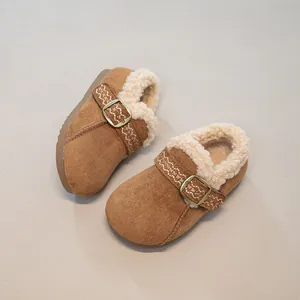 Warme braune Kinder-Birkenstock-Schuhe mit weichem Lammwollfutter und Metallschnalle
