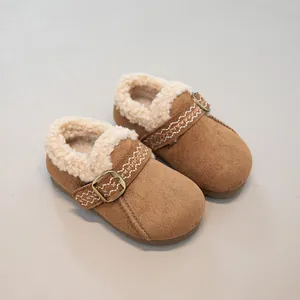 Detailansicht gemütlicher brauner Kinder-Fleece-Schuhe mit Schnalle und Stickerei