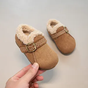 Detaillierte Nahaufnahme von gefütterten Birkenstock-Kinderschuhen in Braun mit Schnalle.
