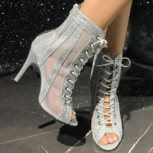 Primer plano de sandalias de baile plateadas con purpurina y cordones para mujer
