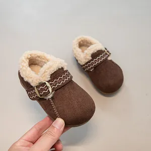 Warme braune gefütterte Clogs für Kinder mit verstellbarem Schnallenriemen