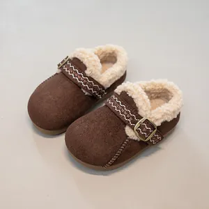 Nahaufnahme brauner Kinder-Wildlederschuhe mit warmem beigem Sherpa-Futter und Schnalle