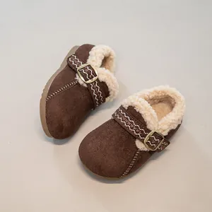 Detailansicht brauner gefütterter Winterschuhe für Kinder mit dekorativer Schnalle.