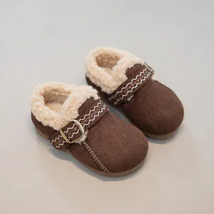 Nahaufnahme brauner, warm gefütterter Retro-Winterschuhe für Kinder mit Schnallen-Detail