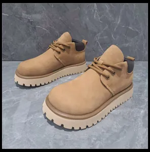 Classici stivali da lavoro in pelle nubuck color cuoio con suola spessa e punta tonda