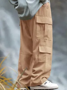 Dettaglio dei pantaloni cargo kaki da uomo con tasche funzionali multiple e grandi