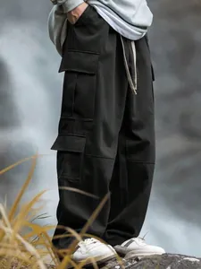 Vista dettagliata dei pantaloni cargo neri da uomo con tasche multiple e vestibilità ampia.