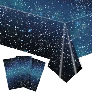 Vista dettagliata dei motivi galassia cielo stellato su una tovaglia usa e getta impermeabile