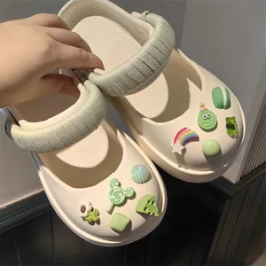 Vista de detalle de zuecos Mary Jane con dijes DIY en tonos dulces de verde macarrón