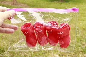 Scarpe impermeabili per cani set di 4 stivaletti in gomma rossa con cinghie regolabili.