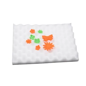Detail van 2 gegolfde schuimmatten voor het drogen van fondantbloemen en vlinders