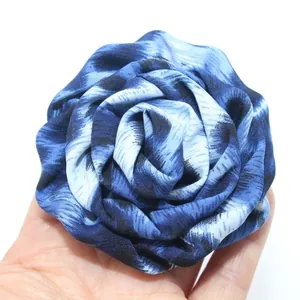 Vista dettagliata di una rosa in tessuto fatta a mano con stampa leopardata blu