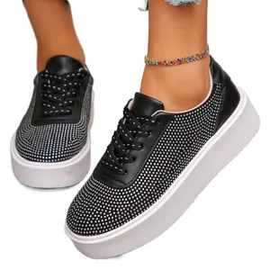 Baskets à plateforme noires élégantes pour femmes avec strass et semelles blanches épaisses.