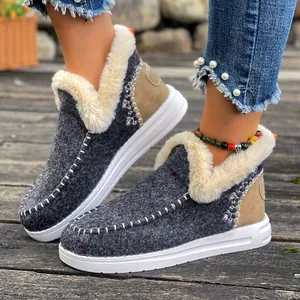 Détails des bottes de neige grises pour femmes avec doublure en fourrure et semelle blanche.