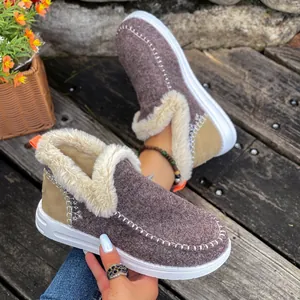 Détail macro de bottes de neige d'hiver pour femmes avec bordure en peluche et coutures.
