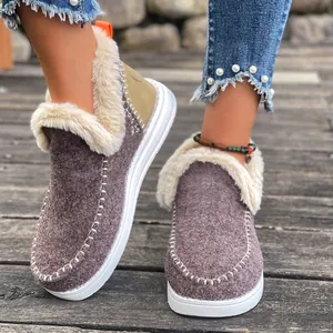 Gros plan de bottes de neige d'hiver chaudes avec doublure en fausse fourrure blanche