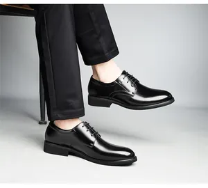 Vue latérale professionnelle des chaussures de ville habillées en cuir noir pour homme.