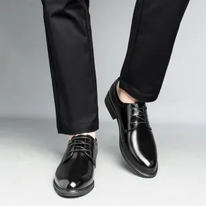 Chaussures de ville noires classiques pour hommes avec lacets pour les occasions