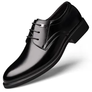 Chaussures de ville classiques noires pour hommes avec une finition polie élégante