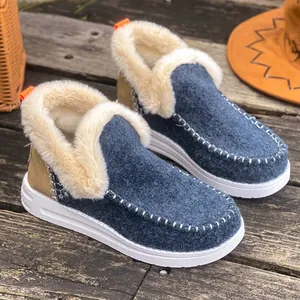 Vue détaillée de bottes d'hiver doublées polaire avec bordure en fourrure et semelle