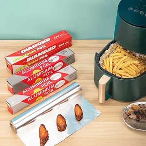Rotoli di carta stagnola spessa per cuocere e friggere ad aria nella cucina di casa
